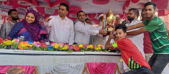 আলমডাঙ্গায় বঙ্গবন্ধু গোল্ডকাপ ফুটবল টুর্নামেন্টের পুরস্কার বিতরণকালে ডিসি আমিনুল ইসলাম