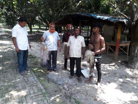 মুজিবনগর স্বরসতী খালে সাতটি কারেন্ট জাল জব্দ
