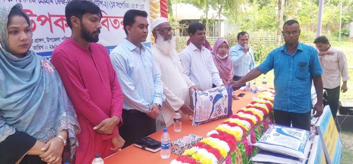 আলমডাঙ্গায় প্রদর্শনীর উপকরন বিতরণ