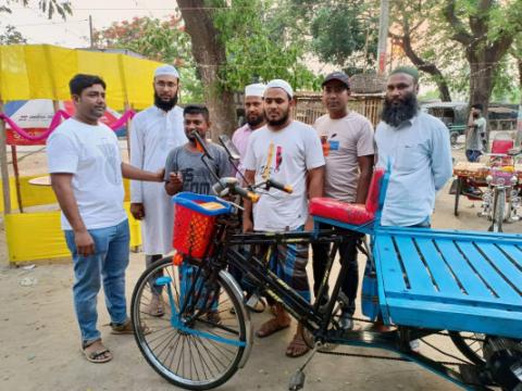 দর্শনা দক্ষিণ চাঁদপুরে দুস্থ পরিবারের মাঝে ভ্যান প্রদান