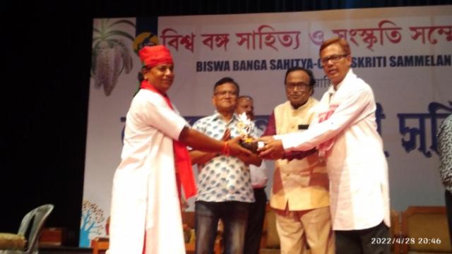 ভারতে আসাম-বঙ্গ মৈত্রী সম্মেলনে ধীরু বাউলের গান পরিবেশন