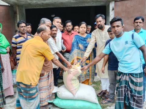 দামুড়হুদায় কৃষকদের মধ্যে পাটবীজ ও সার বিতরণ