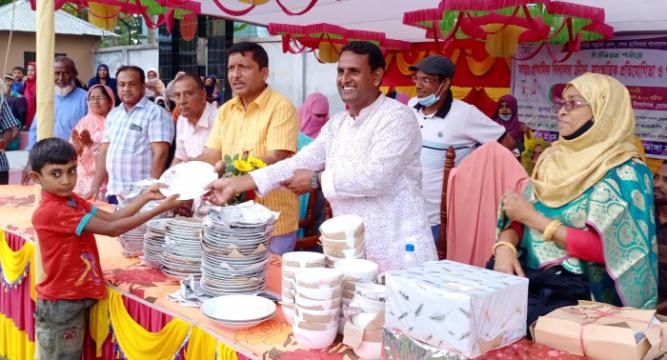 মোমিনপুরে ক্রীড়া ও সাংস্কৃতিক প্রতিযোগিতার পুরস্কার বিতরণকালে টোটন জোয়ার্দ্দার
