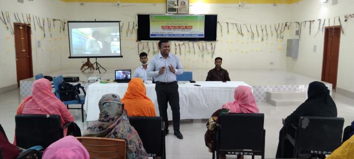 মুজিবনগরে আয়বর্ধনমূলক উন্নত হাঁস-মুরগী পালনের ওপর প্রশিক্ষণ