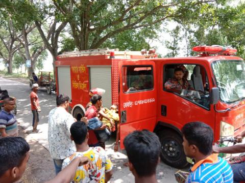দামুড়হুদায় মোটরসাইকেল দুর্ঘটনায় তিনজন রক্তাক্ত জখম