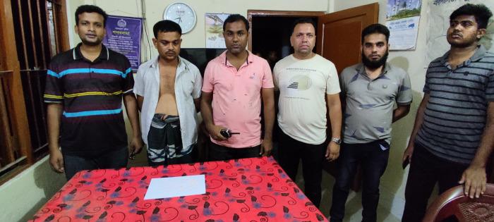 ক্রেতা সেজে মাদক ব্যবসায়ীকে আটক করল পুলিশ