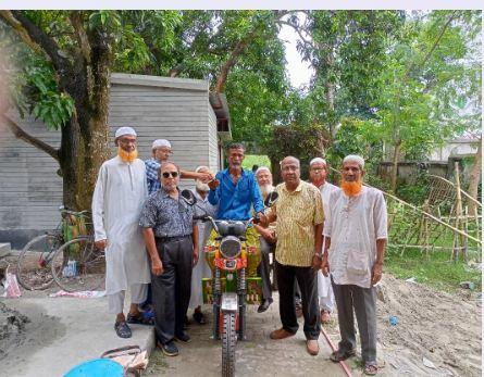 চুয়াডাঙ্গায় প্রবীণ হিতৈষী সংঘের উদ্যোগে দরিদ্র ব্যক্তিকে ভ্যান প্রদান
