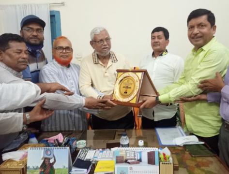 বিডিআরসির চেয়ারম্যান মেজর জেনারেল (অব.) এটিএম আবদুল ওয়াহহাবকে চুয়াডাঙ্গা ইউনিটের পক্ষ থেকে ফুলেল শুভেচ্ছা