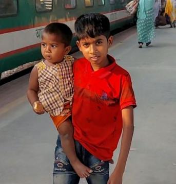 জীবন-সংগ্রামে অসহায় শিশু আব্দুর রহমান