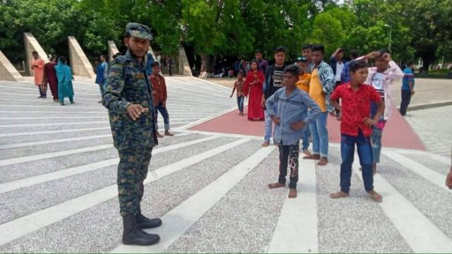 মুজিবনগর স্মৃতিসৌধে জুতা পায়ে ওঠা সেই আনসার সদস্যের বিরুদ্ধে তদন্ত কমিটি গঠন