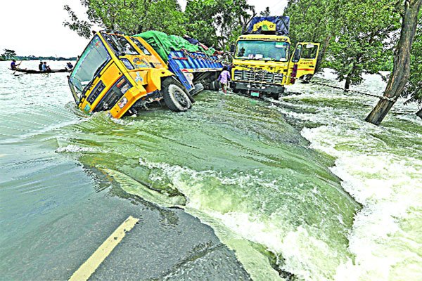 খাদ্য ও পানি সংকটে বন্যার্তরা