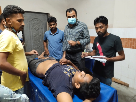 জীবননগরে ফেনসিডিলের চালান নিয়ে দুর্ঘটনায় দুই বন্ধু আহত