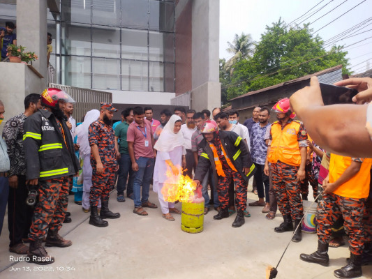 চুয়াডাঙ্গায় ইম্প্যাক্ট ফাউন্ডেশনের নতুন ভবনে ফায়ার সার্ভিসের অগ্নি নির্বাপণ মহড়া