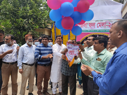 চুয়াডাঙ্গায় তিন দিনব্যাপী ফল মেলার উদ্বোধনকালে কৃষিবিদ ড. হামিদুর রহমান