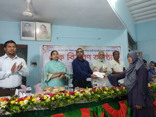 চুয়াডাঙ্গায় মেধাবী শিক্ষার্থীদের মাঝে শিক্ষাবৃত্তি প্রদানকালে ডিসি আমিনুল ইসলাম