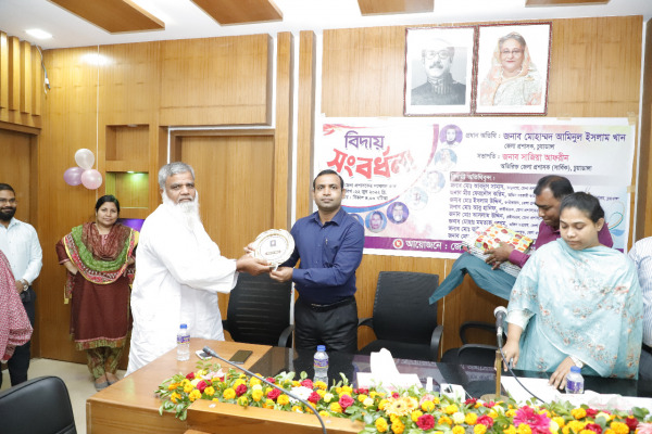 কর্মচারীদের আনুষ্ঠানিক বিদায় জানালেন ডিসি আমিনুল ইসলাম