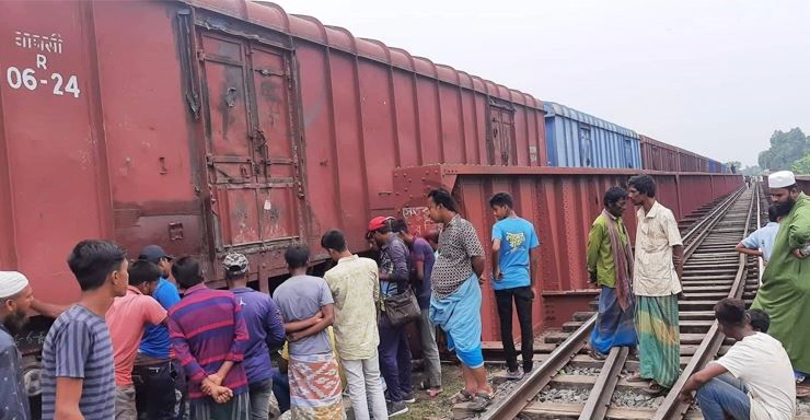 সিগন্যালেও থামেনি ট্রেন, প্রাণে বাঁচে গেলেন ৩০ শ্রমিক