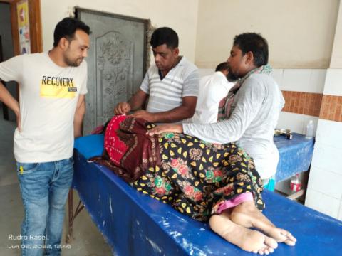 চুয়াডাঙ্গার ধুতুরহাটে ছাদ থেকে পড়ে নারী আহত