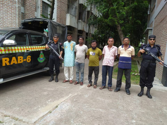 র‌্যাবের অভিযানে কালীগঞ্জে ৫ চাঁদাবাজ গ্রেপ্তার