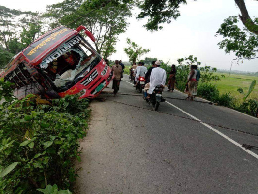 আলমডাঙ্গায় বাস নিয়ন্ত্রণে হারিয়ে খাদে, ১০ জন আহত