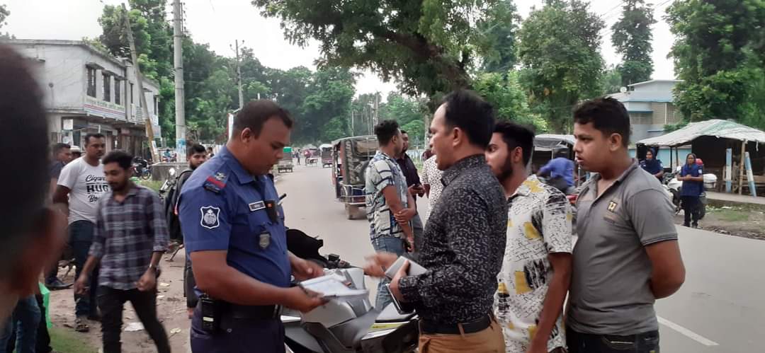 বেপরোয়া গতির কিশোর মোটরসাইকেল চালকদের বিরুদ্ধে পুলিশের অভিযান