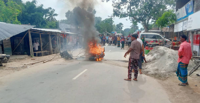 গাংনীতে দুই বউয়ের অত্যাচারে অতিষ্ঠ হয়ে মোটরসাইকেল আগুন দিলেন স্বামী 