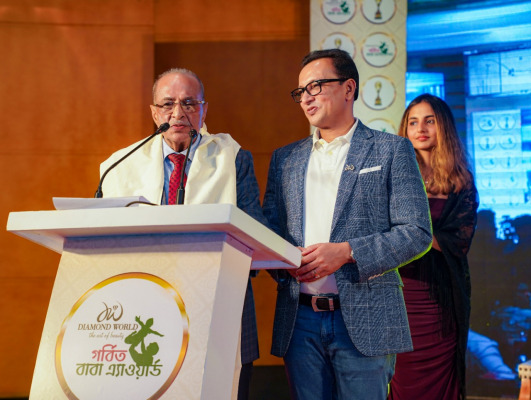 বাবা দিবসে গর্বিত বাবা অ্যাওয়ার্ড পেলেন দিলীপ কুমার আগরওয়ালার পিতা