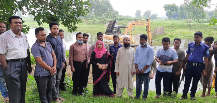 আলমডাঙ্গায় কুমার নদ থেকে বাঁধ অপসারণ