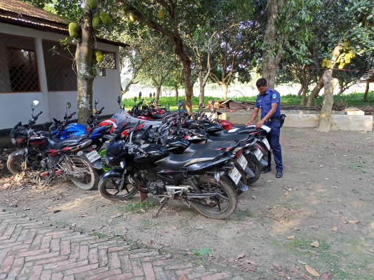 কার্পাসডাঙ্গায় ট্রাফিক পুলিশের অভিযানে মোটরসাইকেল আটক