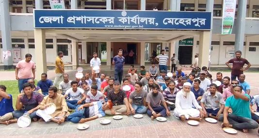 ভিক্ষার থালা হাতে ডিসির গাড়ি অবরোধ করলেন ব্যবসায়ীরা