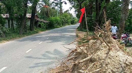 সড়কজুড়ে উড়ছে ‘লাল পতাকা’!