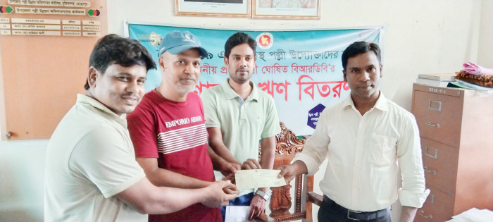 মুজিবনগরে পল্লী উদ্যোক্তাদের মধ্যে এসএমই ঋণ বিতরণ