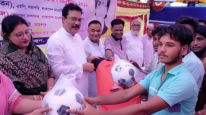 গাংনীতে সেলাই মেশিন, হুইলচেয়ার ও ফুটবল বিতরণ