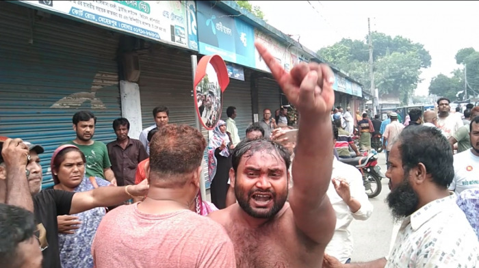 ‘দোকান না ভেঙে আমাদের আগুন দিয়ে পুড়িয়ে দিন’