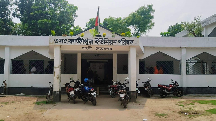 চেয়ারম্যানের প্রতীক্ষায় আধা বেলা!