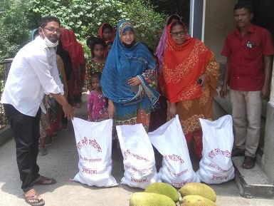মাদ্রাসা, এতিমখানা ও পথশিশু স্কুলের শিক্ষার্থীদের মাঝে তারা দেবী ফাউন্ডেশনের উদ্যোগে মৌসুমী ফল বিতরণ