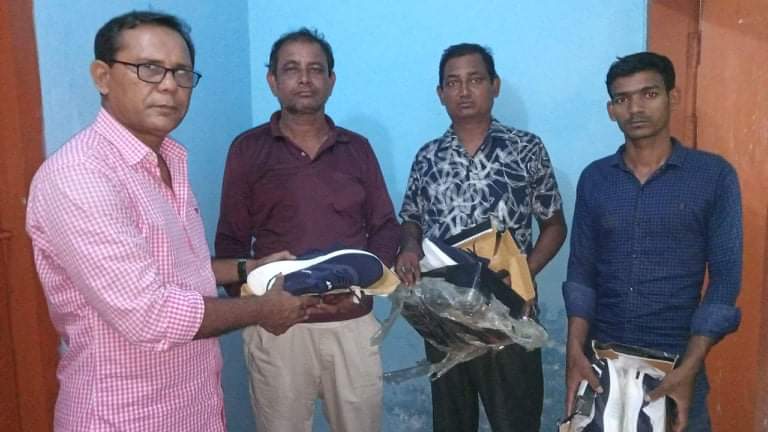 মেহেরপুরে গ্রাম পুলিশদের মধ্যে পোশাকসহ বিভিন্ন সামগ্রী বিতরণ