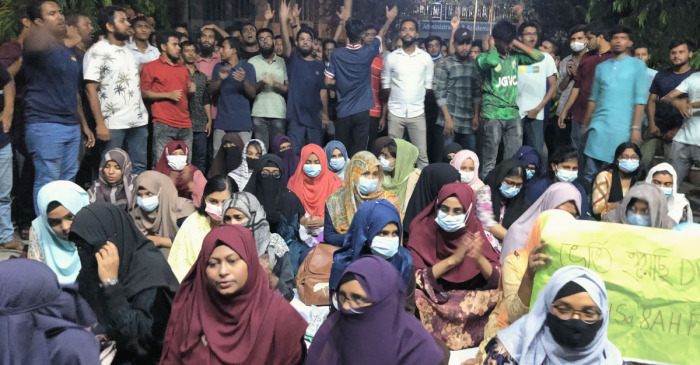 প্রাণিসম্পদ অধিদপ্তরের খুলনা বিভাগীয় পরিচালক ঝিনাইদহে অবরুদ্ধ