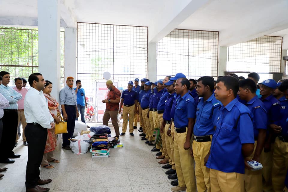 চুয়াডাঙ্গায় গ্রাম পুলিশদের মাঝে পোশাক ও সরঞ্জামাদি বিতরণ