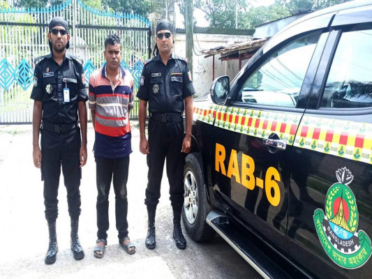হরিণাকুণ্ডুতে অস্ত্র ও গুলিসহ সন্ত্রাসী আটক