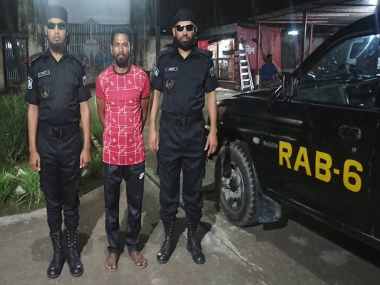 ঝিনাইদহে ওয়ারেন্টভুক্ত সাজাপ্রাপ্ত পলাতক আসামী গ্রেপ্তার