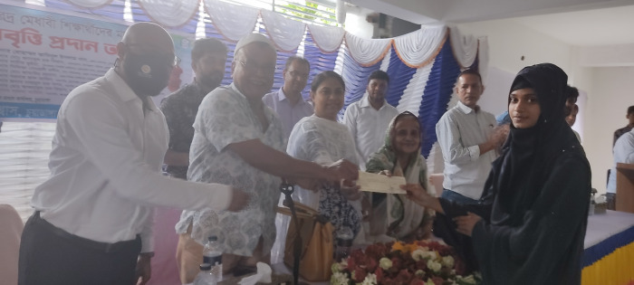 চুয়াডাঙ্গায় দরিদ্র মেধাবী শিক্ষার্থীদের মাঝে শিক্ষাবৃত্তি প্রদানকালে ভারপ্রাপ্ত ডিসি সাজিয়া আফরিন