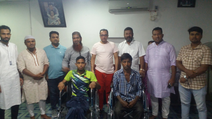 দুজন প্রতিবন্ধীকে হুইল চেয়ার প্রদান করলেন দিলীপ কুমার আগরওয়ালা