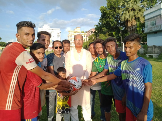 জীবননগরে খেলোয়ারদের মাঝে ফুটবল বিতরণ