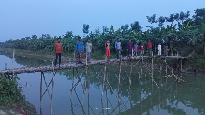 ১৩০ ফুট সেতুর জন্য ঘুরতে হয় তিন কিলোমিটার