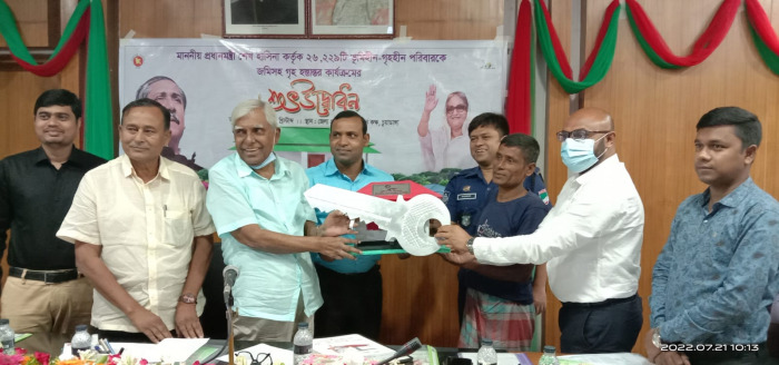 চুয়াডাঙ্গা, মেহেরপুর ও ঝিনাইদহসহ সারা দেশের ভূমিহীন ও গৃহহীনদের মাঝে ২৬ হাজার ২২৯টি জমির দলিলসহ ঘর হস্তান্তর করলেন প্রধানমন্ত্রী