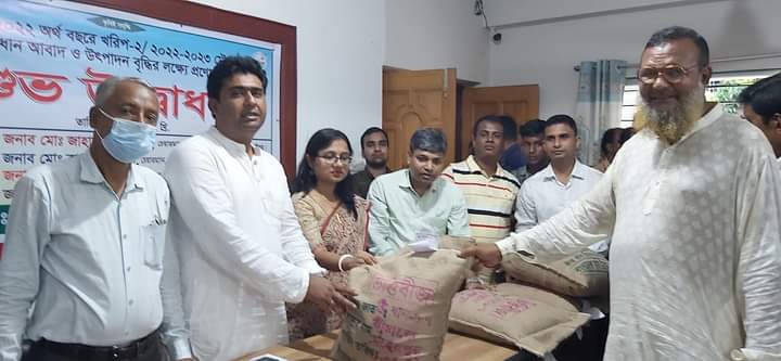 হরিণাকুণ্ডুতে বিনামূল্যে বীজ ও সার পেল ৫ শ কৃষক