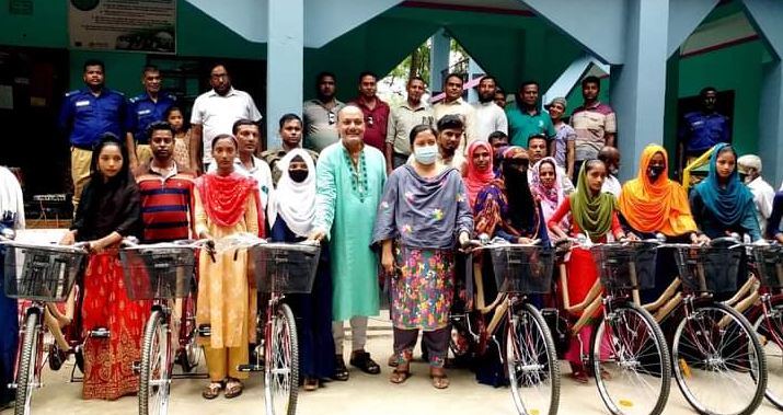 কার্পাসডাঙ্গায় মেধাবী শিক্ষার্থীদের বাইসাইকেল ও অসহায় নারীদের মাঝে সেলাই মেশিন বিতরণ