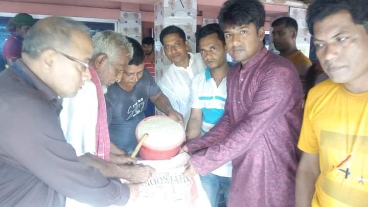 হরিণাকুণ্ডুতে দুস্থ পরিবারের মাঝে ভিজিএফের চাল বিতরণ