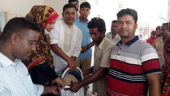 হরিণাকুণ্ডুর কাপাশাটিয়া ইউনিয়নে ভিজিএফের চাল বিতরণ